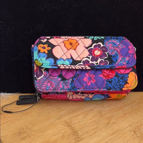 Vera Bradley All In One Fiesta Zip Around Crossbody Wristlet Clutch Wallet NWOT - Picture 3 of 17